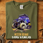 Nesten fremme offroad t-skjorte med bilmotiv på olivengrønn bakgrunn, perfekt for mekanikere og offroad-entusiaster.