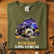 Nesten fremme offroad t-skjorte med bilmotiv på olivengrønn bakgrunn, perfekt for mekanikere og offroad-entusiaster.