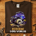 Nesten fremme offroad t-skjorte med bildesign, perfekt for verkstedet og fritid.