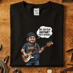 Oh You Play Guitar T-Skjorte med karakter som spiller bassgitar og snakker om gitarspill.