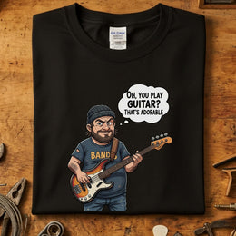 Oh You Play Guitar T-Skjorte med karakter som spiller bassgitar og snakker om gitarspill.