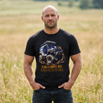 Mann i åpen mark iført 