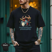 Person wearing Professional Noisemaker T-Skjorte, featuring a drummer graphic, showcasing style and comfort.