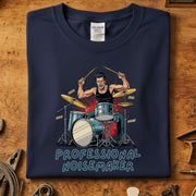 Bilde av Professional Noisemaker T-Skjorte med trommeslagerillustrasjon på Gildan 64000, perfekt for musikkelskere.