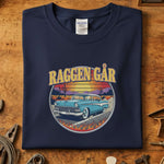 Raggen Går 50-talls bil T-skjorte med vintage bildesign og fargerik grafikk på marineblå bakgrunn