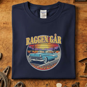 Raggen Går 50-talls bil T-skjorte med vintage bildesign og fargerik grafikk på marineblå bakgrunn