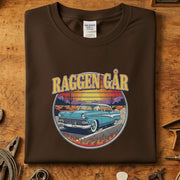 Raggen Går 50-talls bil T-skjorte med retro bildesign på brun bakgrunn, perfekt for bilentusiaster.