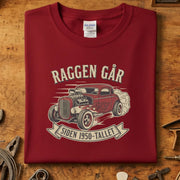 Raggen Går siden 50-tallet T-skjorte med vintage bildesign på rød bakgrunn, perfekt for bilentusiaster.