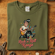 Rock'n'Roll Konge T-skjorte med grafikk av musikant som spiller gitar på olivengrønn bakgrunn.