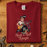 Rock'n'Roll Konge T-skjorte med en gitarspillende karakter på rød bakgrunn.