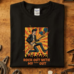 Rock Out With My **** Out T-Skjorte med fargerikt design av musiker og publikum, trykt på Gildan 64000.
