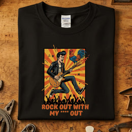 Rock Out With My **** Out T-Skjorte med fargerikt design av musiker og publikum, trykt på Gildan 64000.