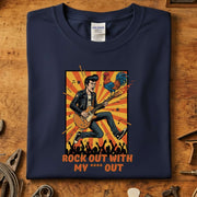 Rock Out With My **** Out T-Skjorte med retro design, gitarspillende karakter og fargerik bakgrunn.