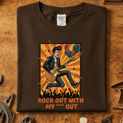 Rock Out With My **** Out T-Skjorte med gitarist og hane, trykket på Gildan 64000 i premium kvalitet.