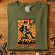 Rock Out With My **** Out T-Skjorte med retro design, gitarspillende karakter og fargerik bakgrunn.