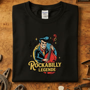 Rockabilly Legende T-skjorte med fargerik grafikk av musiker med kontrabass, perfekt for tournéliv