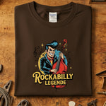 Rockabilly Legende T-skjorte med fargerik karakter som spiller bass, perfekt for musikere og tilhengere av rockabilly.