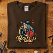 Rockabilly Legende T-skjorte med fargerik karakter som spiller bass, perfekt for musikere og tilhengere av rockabilly.