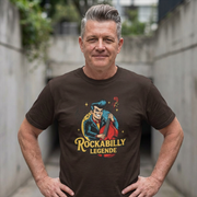 Mann med Rockabilly Legende T-skjorte, står i en smal gang, i ekte rockabilly-stil.