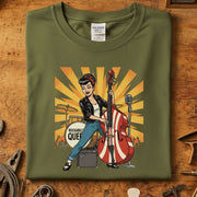 Rockabilly Queen T-Skjorte med en kvinne som spiller bass, trykt på Gildan 64000 designet for komfort og stil.