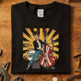 Rockabilly Queen T-Skjorte med en rocka jente som spiller kontrabass på svart bakgrunn.