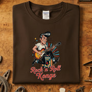 Rock'n'Roll Konge T-skjorte med karakter som spiller gitar, perfekt for musikere og konsertelskere.