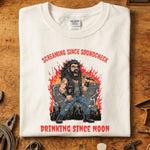 Screaming Since Soundcheck T-Skjorte med motiverende trykk av sanger i jeans og skinnvest, perfekt for musikkelskere.