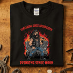 Screaming Since Soundcheck T-Skjorte med grafikk av rocker, drikker siden middag, på svart Gildan T-skjorte.