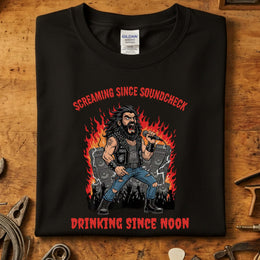 Screaming Since Soundcheck T-Skjorte med grafikk av rocker, drikker siden middag, på svart Gildan T-skjorte.