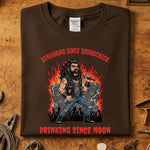 Screaming Since Soundcheck T-Skjorte med rockemusiker-illustrasjon og brennende bakgrunn