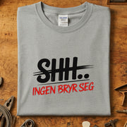 Shh.. Ingen bryr seg T-skjorte