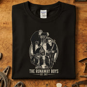 The Runaway Boys Est. 2017 T-Skjorte in black, featuring a stylish graphic print on Gildan fabric.
