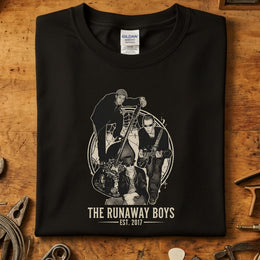 The Runaway Boys Est. 2017 T-Skjorte in black, featuring a stylish graphic print on Gildan fabric.