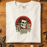 The Runaway Boys — Offisiell Band Merch T-Skjorte med skallet design og mikrofon på hvit bakgrunn.