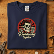 The Runaway Boys — Offisiell Band Merch T-Skjorte med skalle og mikrofon på Gildan 64000 skjorte.