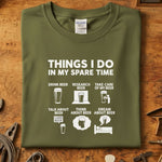 Things I do in my spare time Beer T-skjorte med morsomme beer aktiviteter i hvitt trykk på olivengrønn bakgrunn.