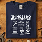 Things I do in my spare time biler t-skjorte med motiv av bilrelaterte aktiviteter på mørk bakgrunn.
