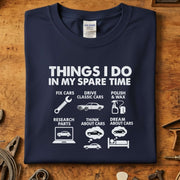 Things I do in my spare time biler t-skjorte med motiv av bilrelaterte aktiviteter på mørk bakgrunn.