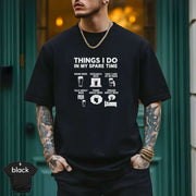 Things I do in my spare time Beer T-skjorte on model, black shirt with humorous beer graphics.