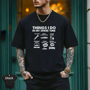 Things I do in my spare time biler t-skjorte worn by man outside, showing car-related graphics in white on black