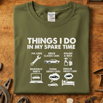 Things I do in my spare time biler t-skjorte with fun car-related graphics on a green Gildan tee.